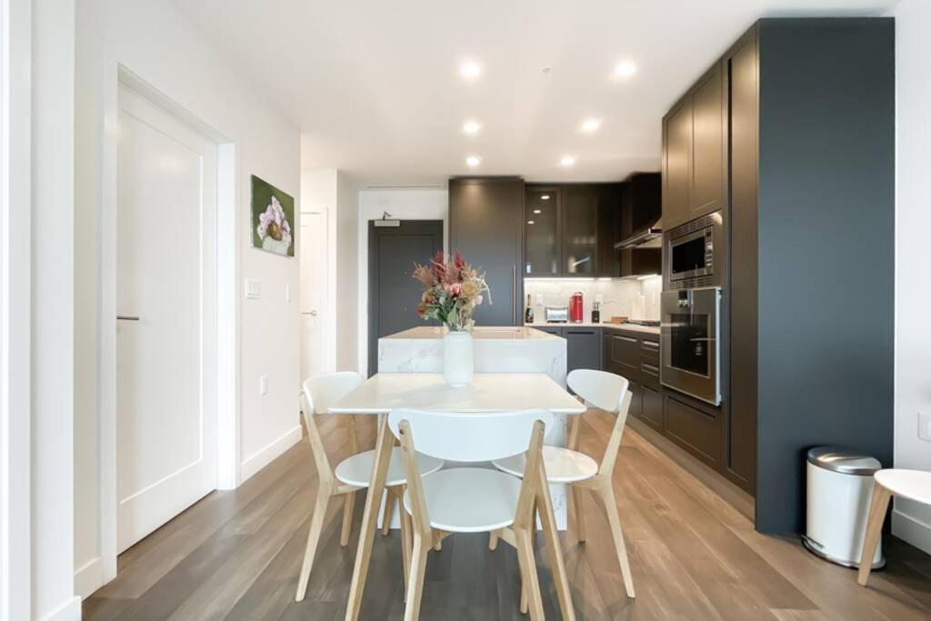 Spacious New Apartment With Working Space@Oakridge Vancouver Esterno foto